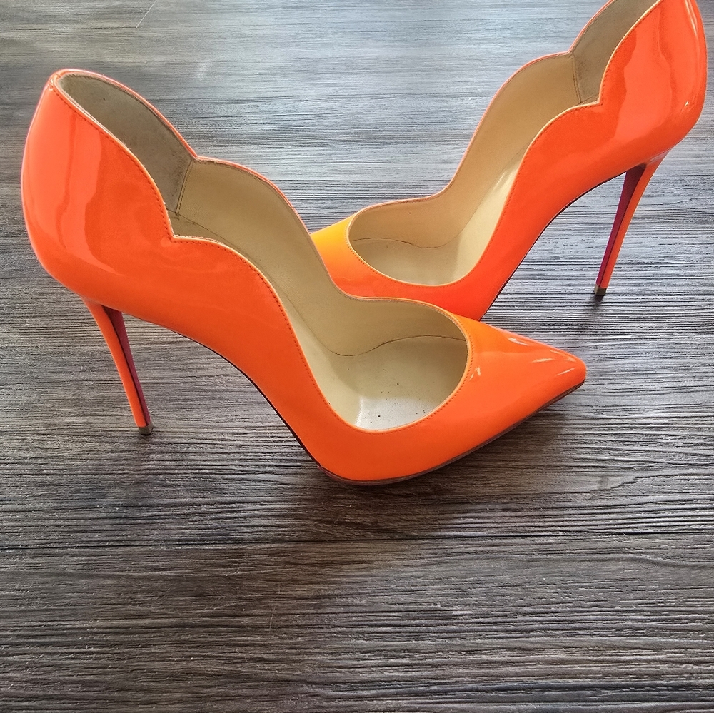 Christian Louboutin- hot chick 100 patent fizz size 39